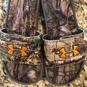 Camo Under armour slides sz 6 Y